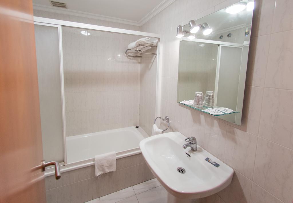 Hotel Dinajan Villanueva De Arosa Εξωτερικό φωτογραφία
