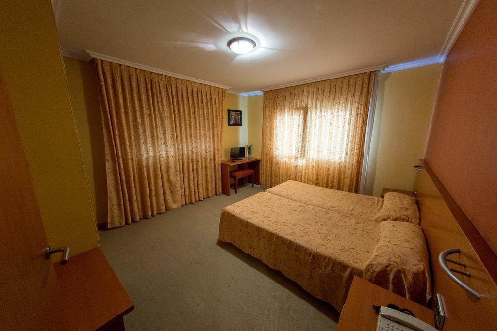 Hotel Dinajan Villanueva De Arosa Εξωτερικό φωτογραφία