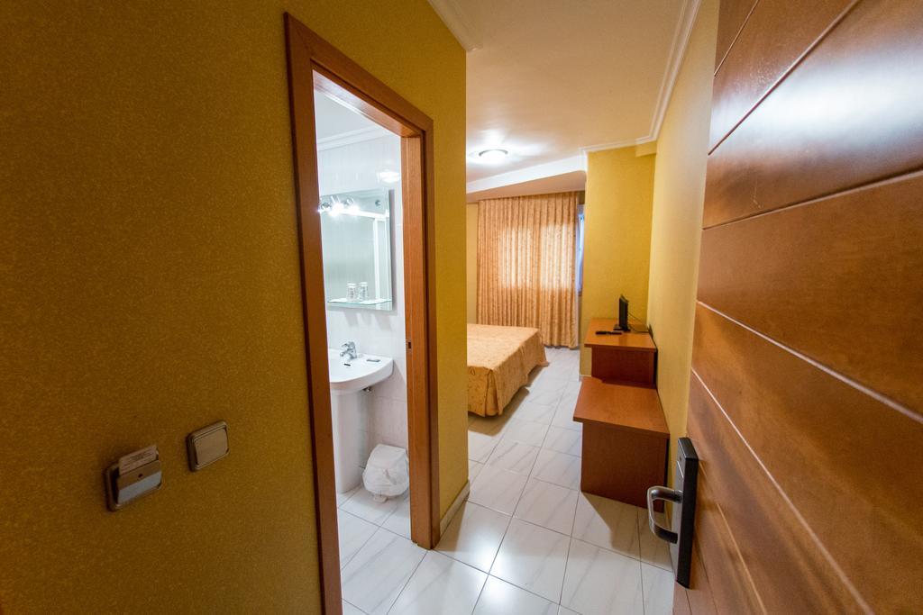Hotel Dinajan Villanueva De Arosa Εξωτερικό φωτογραφία